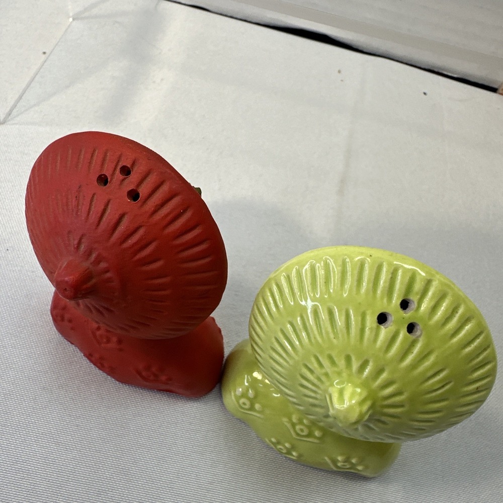 1950's Chinese Red And Green Girl Salt & Pepper Shaker 2pc Set w corks - Picture 4 of 4